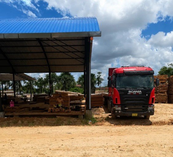 Scania Transportes Barja cargando madera en Pucallpa
