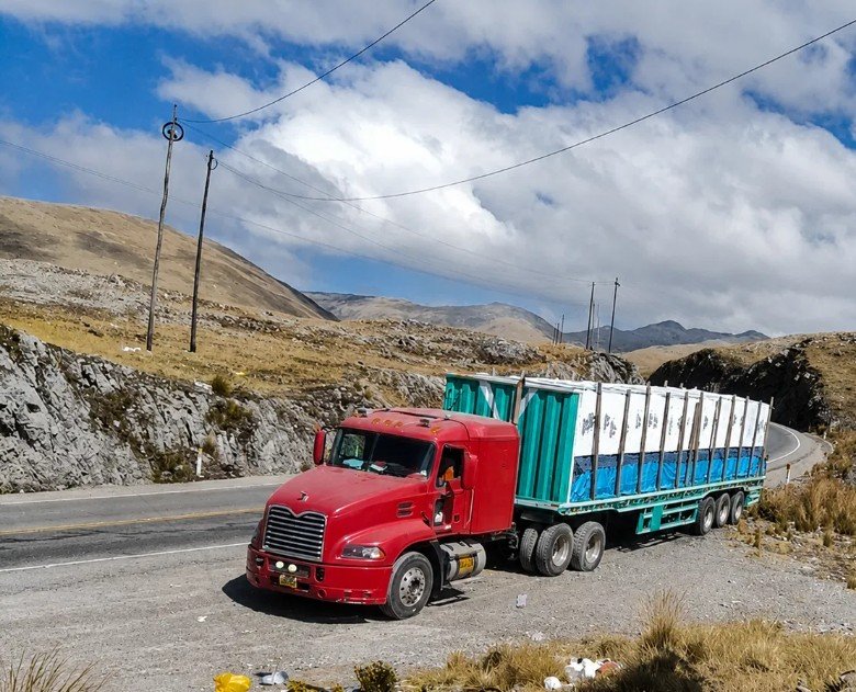 Mack Transportes Barja en ruta de sierra peruana